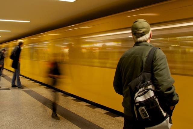 Personne devant un métro qui passe