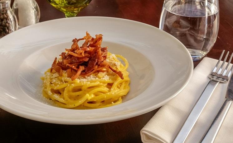 assiette de spaghettis à la carbonara italienne