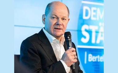 Olaf scholz avec un micro dans la main