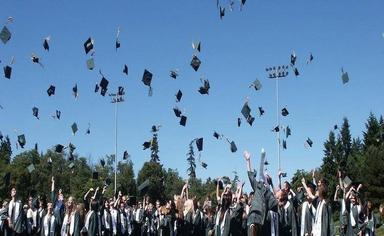 des étudiants lancent leurschapeaux de diplômés