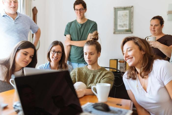 étudiants erasmus devant un ordinateur à valencia