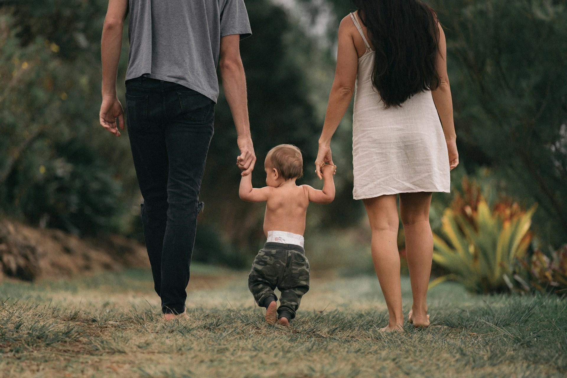 famille avec bébé en balade