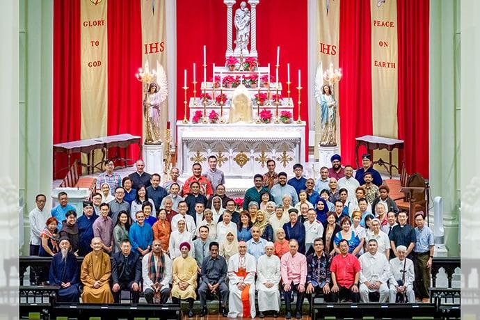 Le cardinal de Singapour reçoit des représentants de diverses religions à l'occasion de Noël.