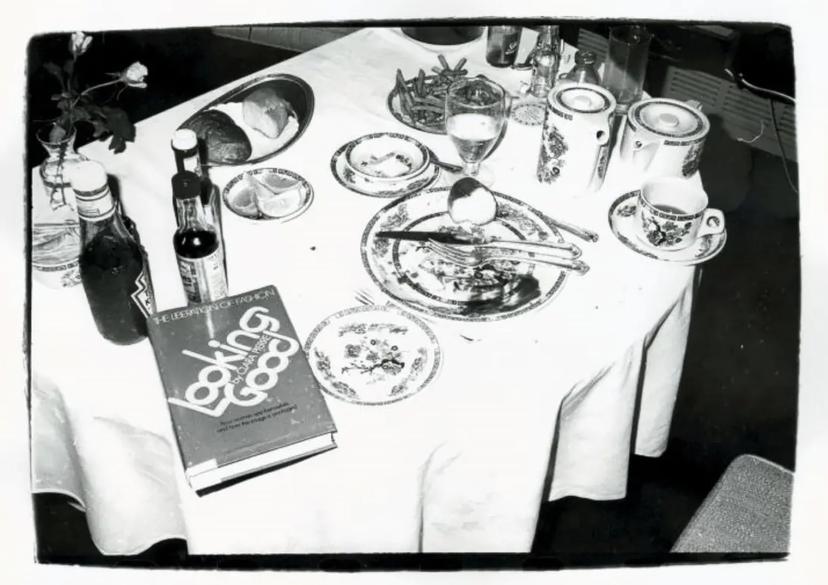 photographie de wahrol d'une table avec de nombreux objets disposés