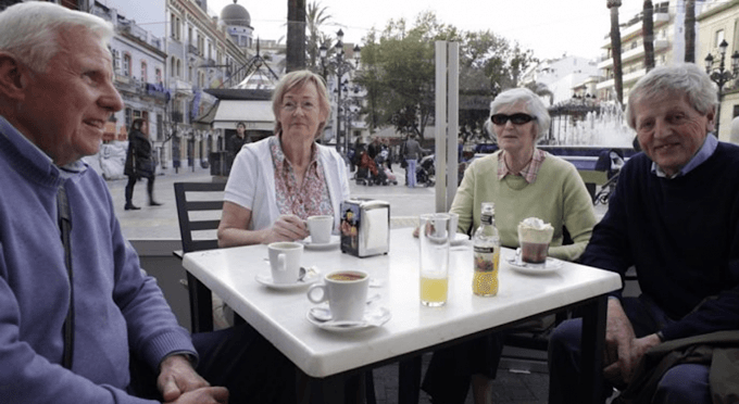 Quatre personnes profitant d'une terrasse