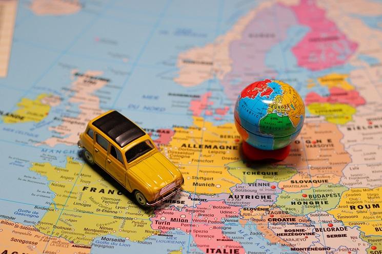 une voiture sur une mappemonde, avec la france et l'espagne