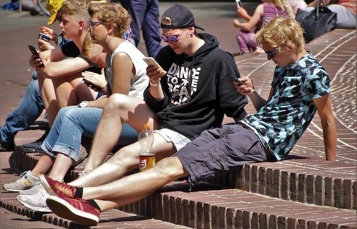 Des jeunes adolescents espagnols avec leur telephone