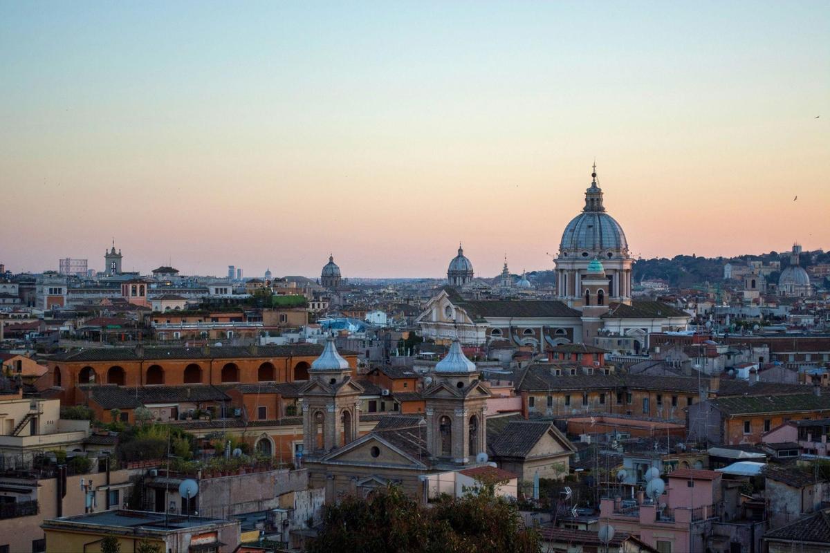 vue panoramique des toits et cathédrales de Rome