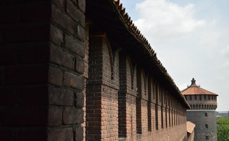 Murailles et tour du château fort de milan