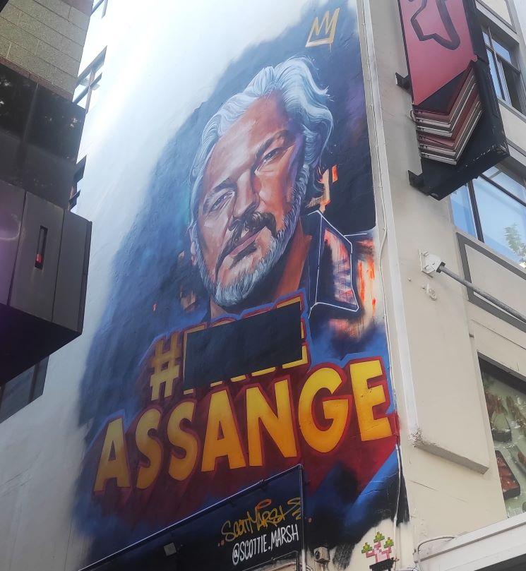 Fresque en soutien à Julian Assange dans les rues de Sydney, Scottie Marsh