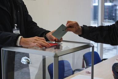 bulletin de vote en train d'être glisser dans une urne