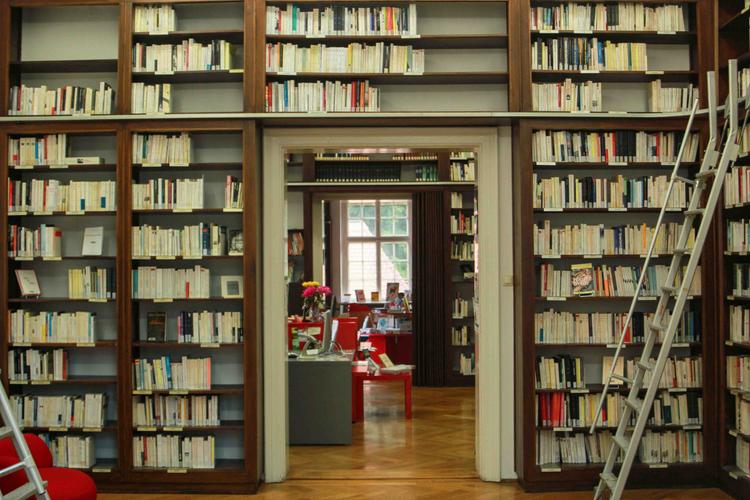 Les rayonnages d'une bibliothèque ancienne