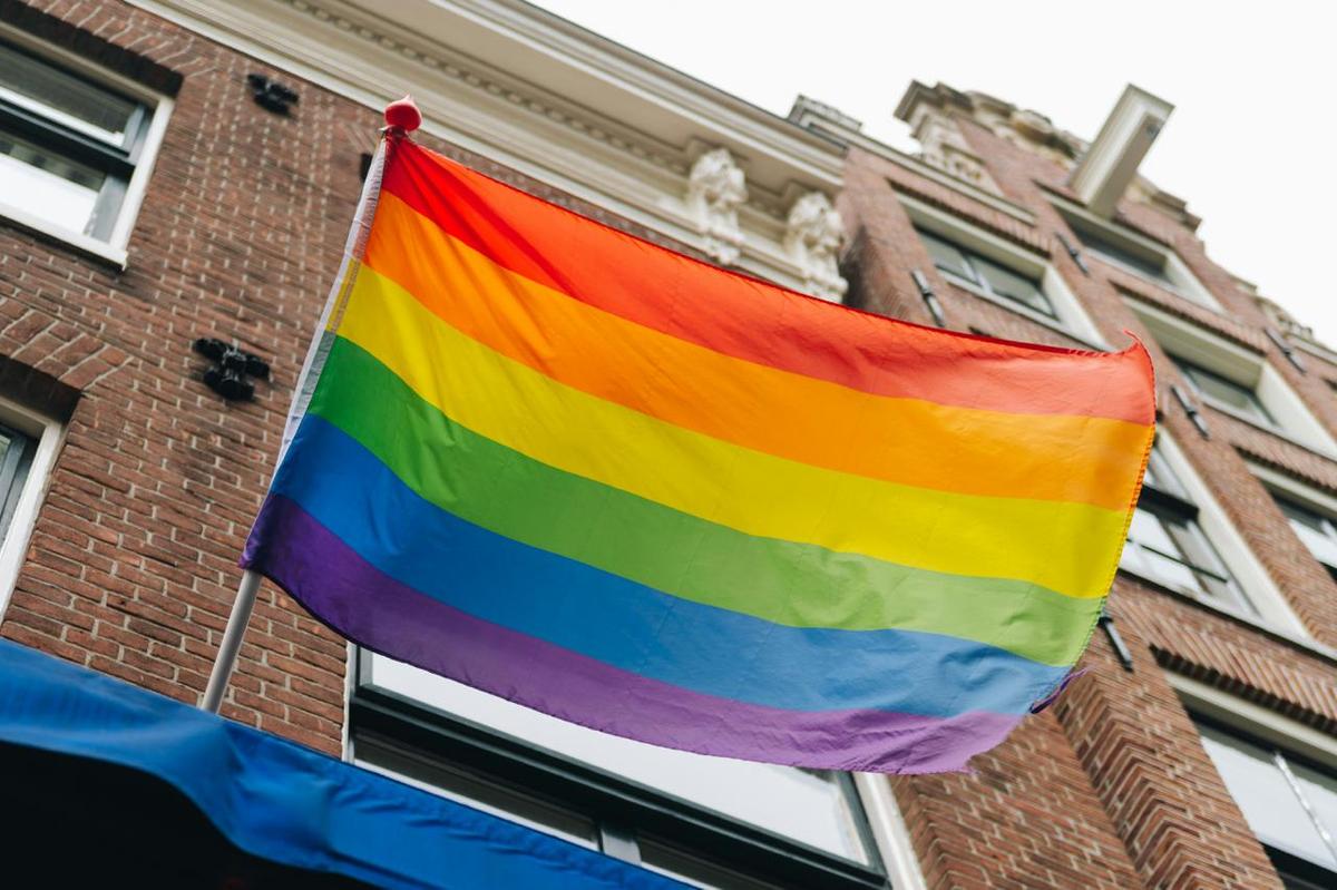 Drapeau des Fiertés suspendu à une maison d’Amsterdam