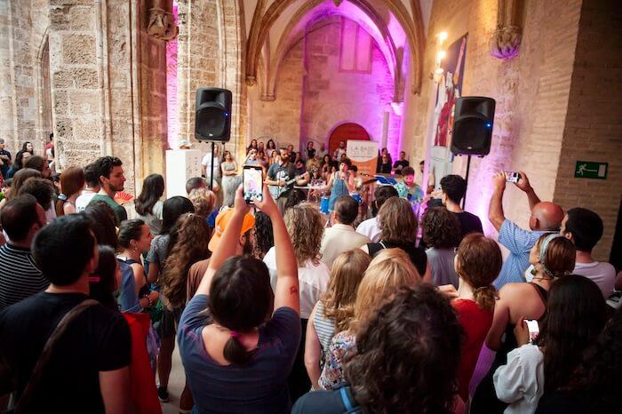 un groupe en train de chanter devant un public lors de la fete de la musique à valencia