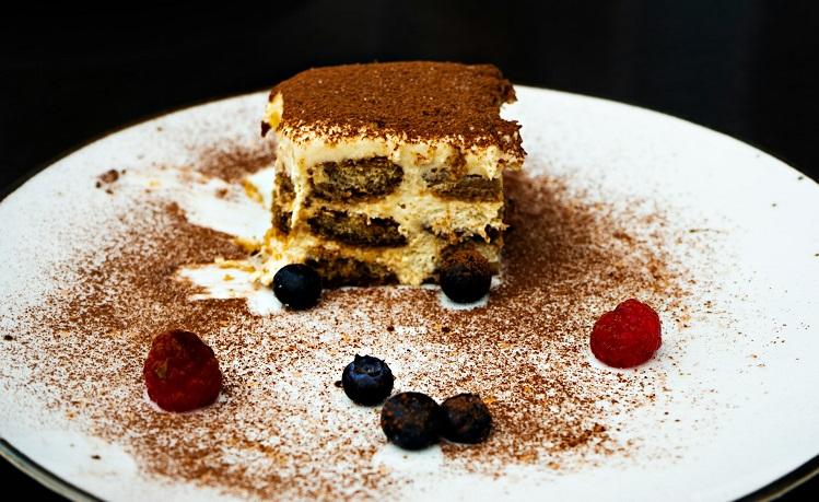 part de tiramisu dans une assiette blanche