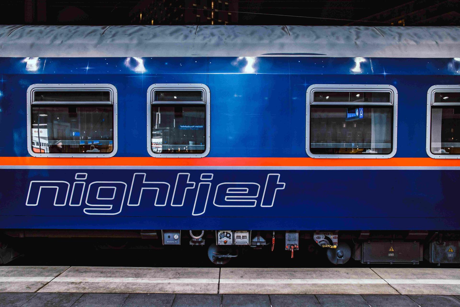 un train Nightjet est en gare