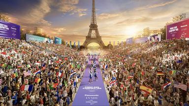 L'allée des champions au pied de la Tour Eiffel installé à l'occasion des Jeux Olympiques.