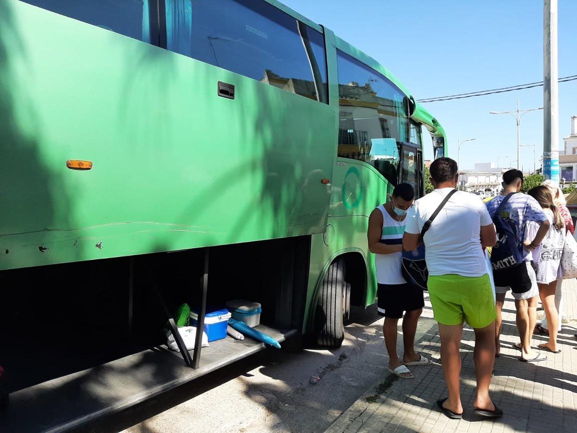 Des bus reliant les municipalités de l'intérieur à la plage.