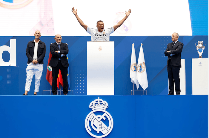 Mbappé salue la foule