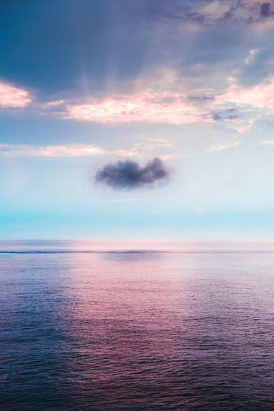 Un nuage noir au dessus de la mer