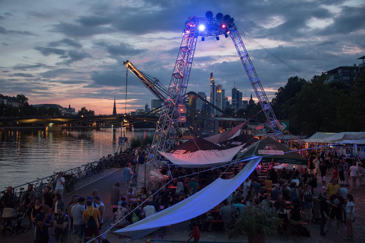 couché de soleil sur le festival et les rives du fleuve