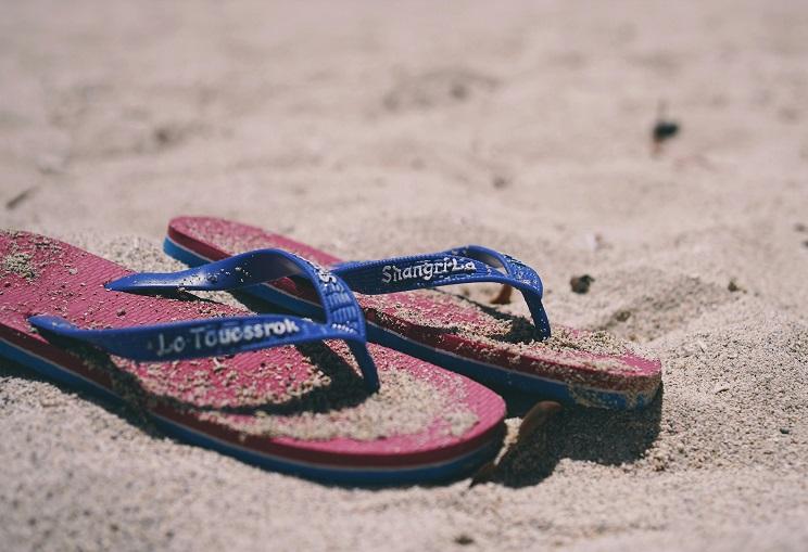 une paire de tongues sur la plage