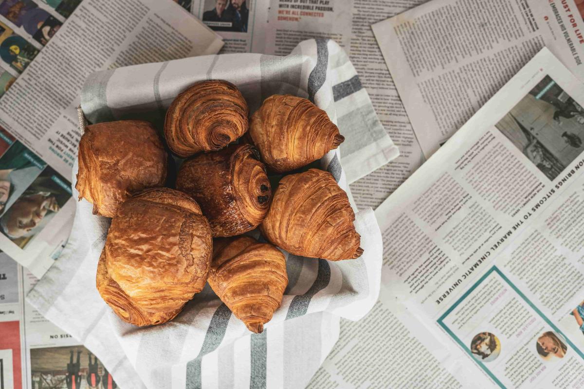 Des croissants et des pains au chocolat.