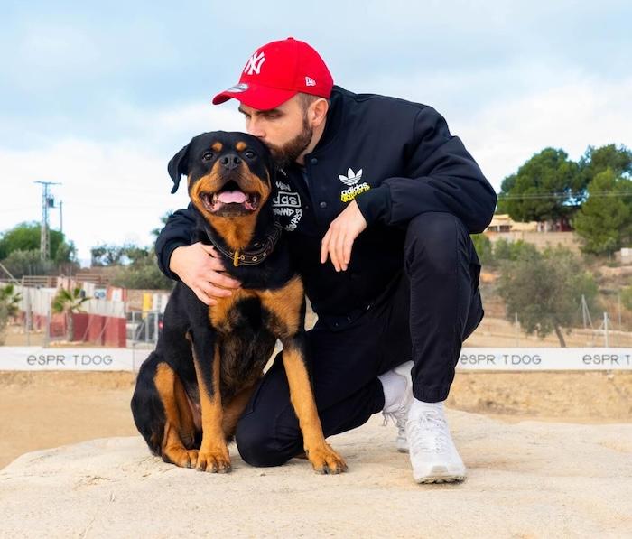 Tony Silvestre d'esprit dog avec une casquette rouge et un chien à valencia