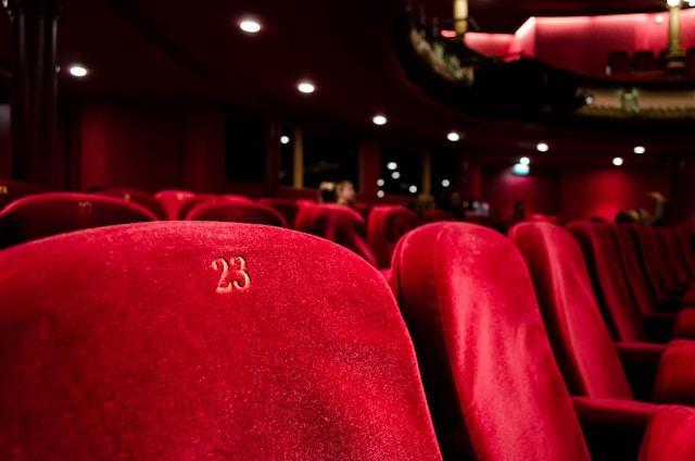 salle de cinéma avec fauteuils rouges