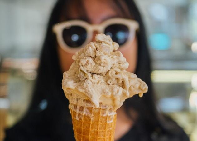 une femme mange une glace à Copenhague