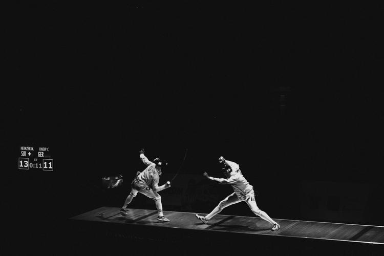 Deux compétiteurs à l'escrime, aux Jeux Olympiques de Rio.