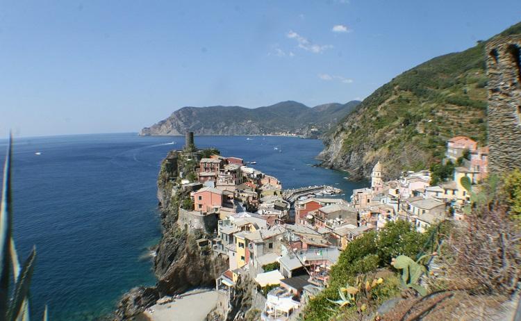 petit village des Cinque Terre sur une falaise surplombant la mer