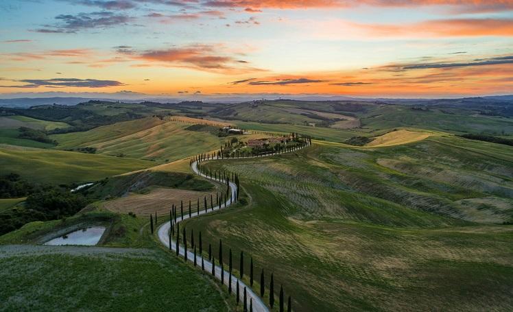 route sinueuse au milieu des collines en toscane