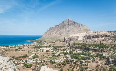 terre sèche au bord de la mer en Sicile