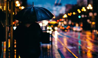 Une personne sous un parapluie.