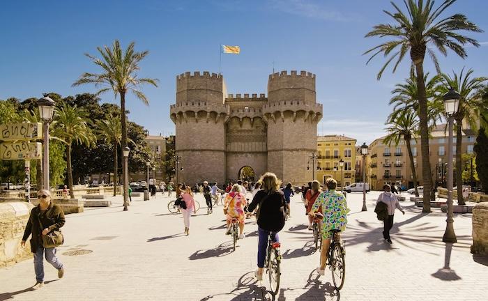 des touristes à velo devant les tours de quartz à valencia