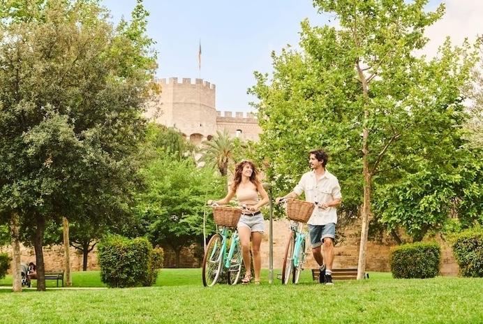 deux valenciens avec un vélo dans le jardin du turia à valencia