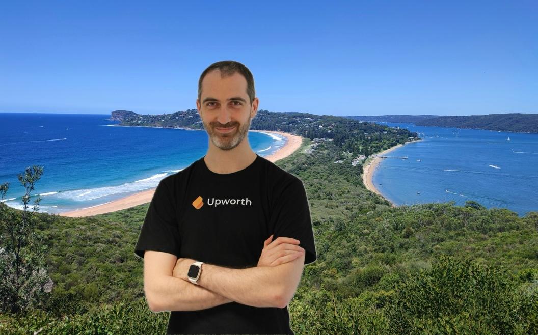 Maxime Chaury, cofondateur d'Upworth, avec vue sur North Palm Beach depuis le phare de Barrenjoey (Northern beaches of Sydney) en arrière plan. Credit : Maxime Chaury