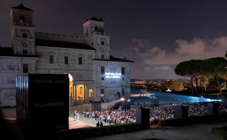 Projection en plein air de nuit sur la façade de la Villa Médicis