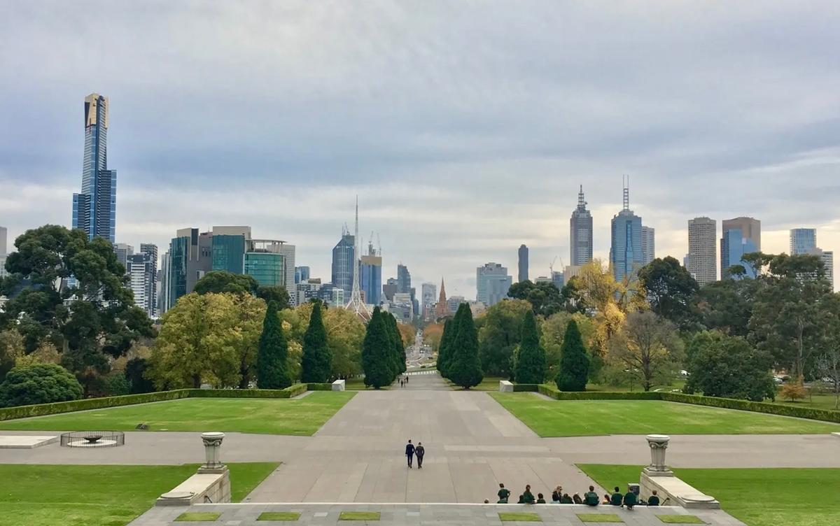 Vue sur Melbourne CBD, avec l'Eureka skydeck, depuis le shrine of rememberance