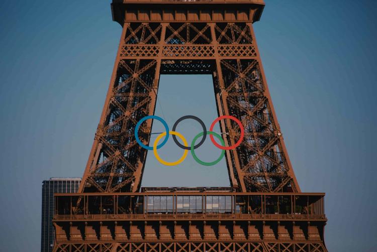 La Tour Eiffel et les cinq anneaux des Jeux Olympiques.