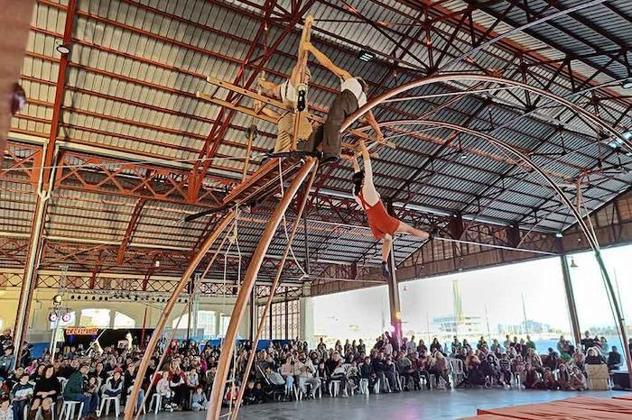 acrobates au circ voramar de la marina de valencia