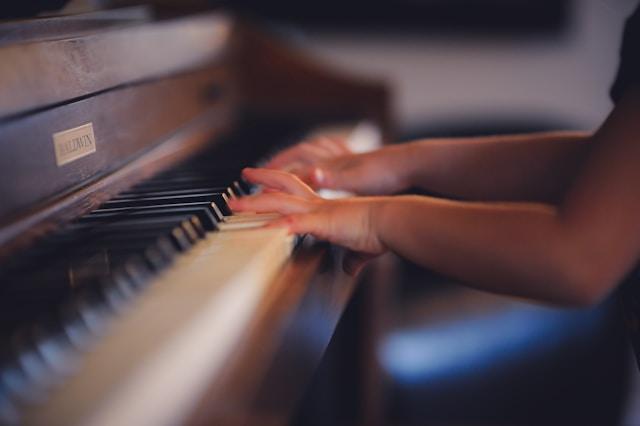 image d'un enfant qui fait du piano