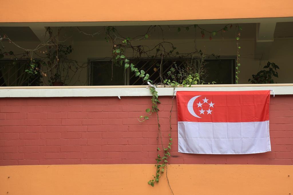 En aout, le drapeau singapourien s'affiche sur les  immeubles.