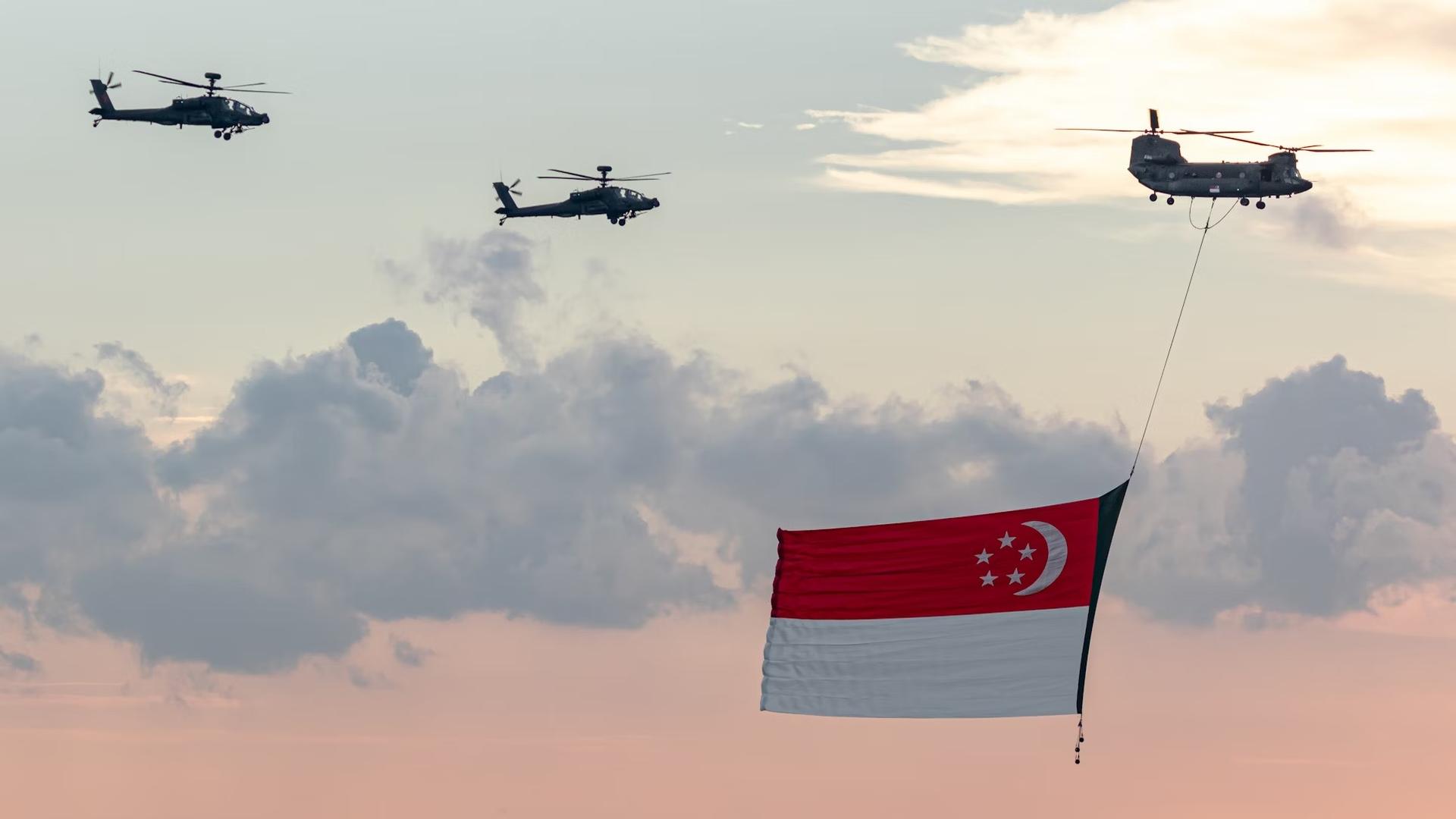 Le drapeau singapourien flotte au-dessus de la parade.