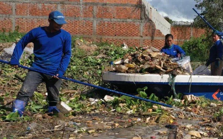 Une équipe de River Ocean Cleanup sur le Bassac. Photo fournie.