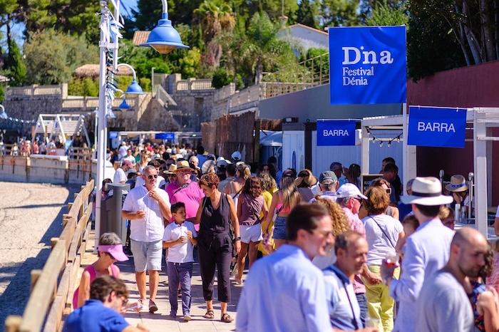 visiteurs en train de déambuler entre les stands au Denia Festival