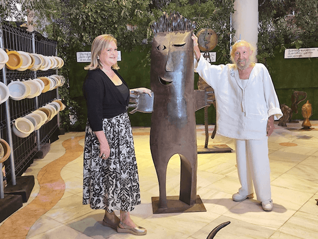 Juan Ripolès avec la commissaire d'exposition devant son oeuvre