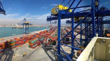 conteners de marchandise dans le port de valencia