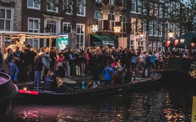 Spectateurs regardant des musiciens dans un bateau